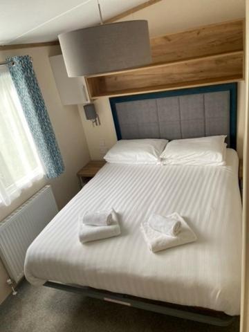 Our Goldfinch 1- Sleeps 2 Persons- Private Hot Tub-Pet Friendly-Tranquil Holiday Away From It All Yet Not Far From St Austell- The Holiday Home Has One Bedroom, Living And Dining Area, Equipped Kitchen-Decking-Outdoor Furniture-Fishing Lakes And More Grampound Eksteriør bilde