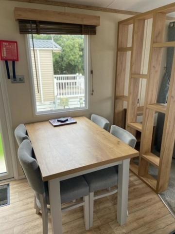 Our Goldfinch 1- Sleeps 2 Persons- Private Hot Tub-Pet Friendly-Tranquil Holiday Away From It All Yet Not Far From St Austell- The Holiday Home Has One Bedroom, Living And Dining Area, Equipped Kitchen-Decking-Outdoor Furniture-Fishing Lakes And More Grampound Eksteriør bilde