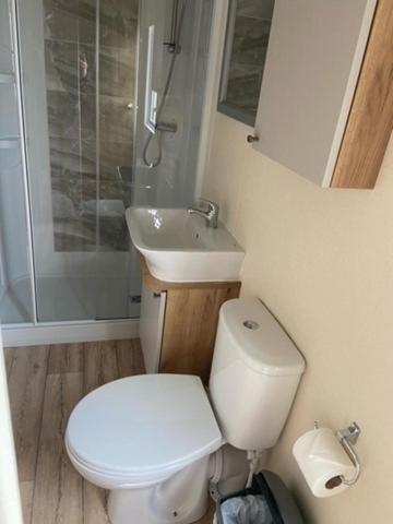 Our Goldfinch 1- Sleeps 2 Persons- Private Hot Tub-Pet Friendly-Tranquil Holiday Away From It All Yet Not Far From St Austell- The Holiday Home Has One Bedroom, Living And Dining Area, Equipped Kitchen-Decking-Outdoor Furniture-Fishing Lakes And More Grampound Eksteriør bilde
