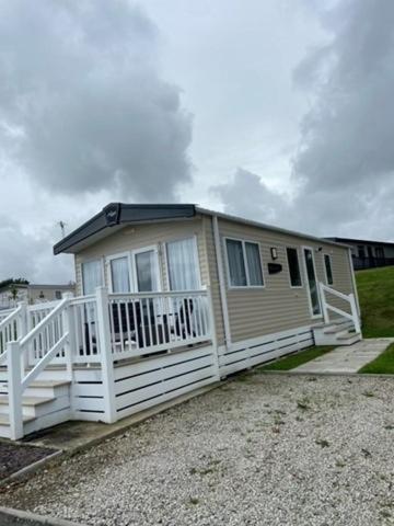 Our Goldfinch 1- Sleeps 2 Persons- Private Hot Tub-Pet Friendly-Tranquil Holiday Away From It All Yet Not Far From St Austell- The Holiday Home Has One Bedroom, Living And Dining Area, Equipped Kitchen-Decking-Outdoor Furniture-Fishing Lakes And More Grampound Eksteriør bilde